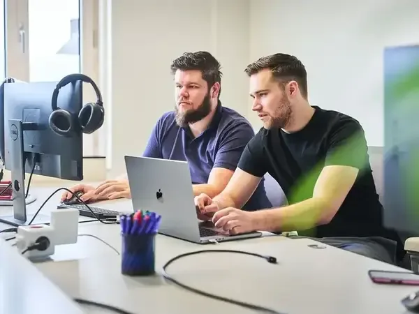Gijs van Hout aan het werk met een collega