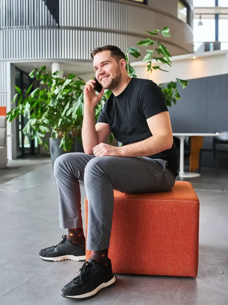 Gijs van Hout aan de telefoon